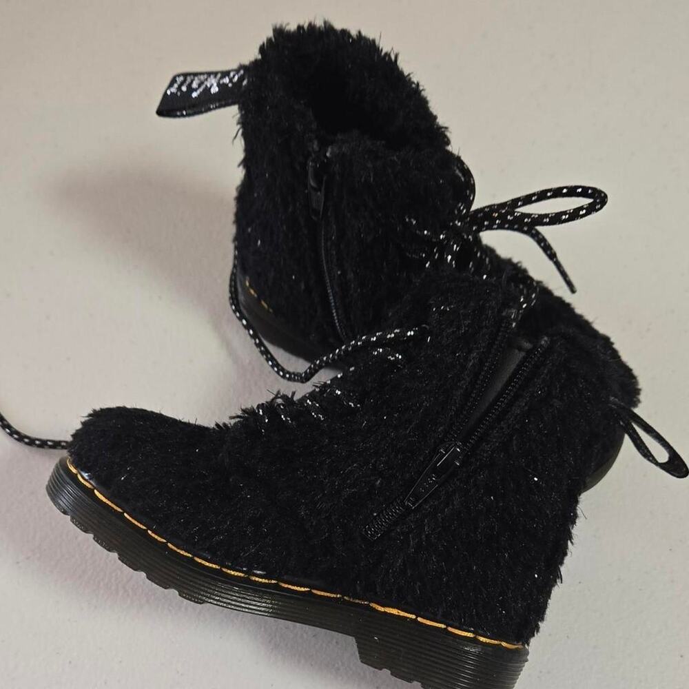 doc martens girls black fuzzy boots
kids 7